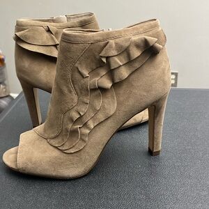 Louise et Gie Chic Tan Suede Ankle Boots Size 7.5 M